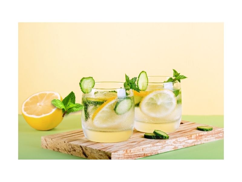 Refreshing lemon and mint detox water for hydration to avoid bloating in hot weather.