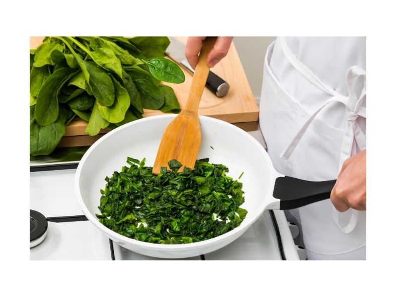 Spinach is among the top liver-friendly foods for a healthy liver.